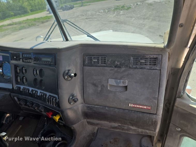 image for item EM7264 2012 Kenworth T800 semi truck