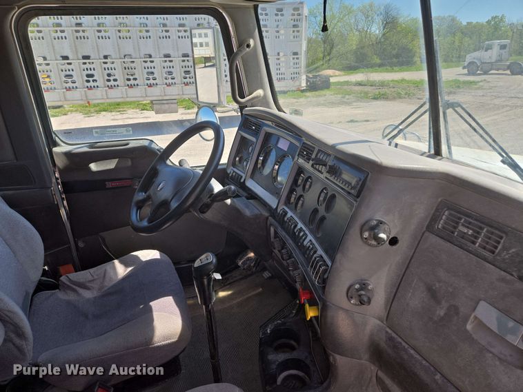 image for item EM7264 2012 Kenworth T800 semi truck