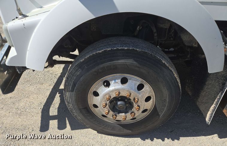 image for item EM7264 2012 Kenworth T800 semi truck