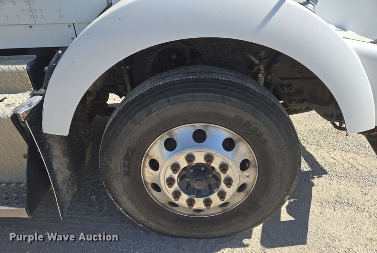 image for item EM7264 2012 Kenworth T800 semi truck