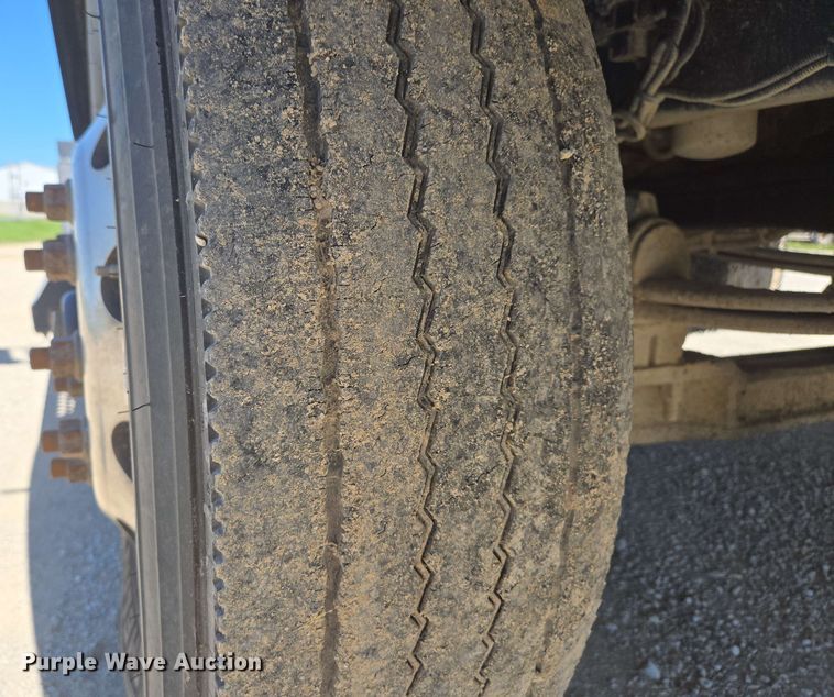 image for item EM7264 2012 Kenworth T800 semi truck