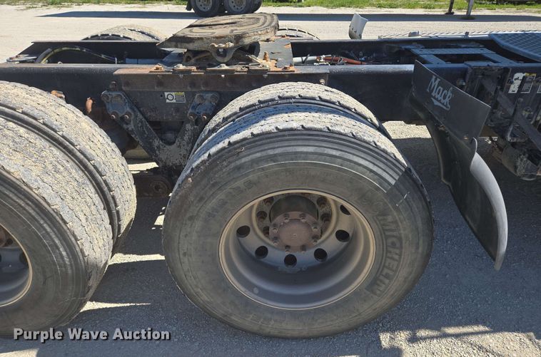 image for item EM7264 2012 Kenworth T800 semi truck