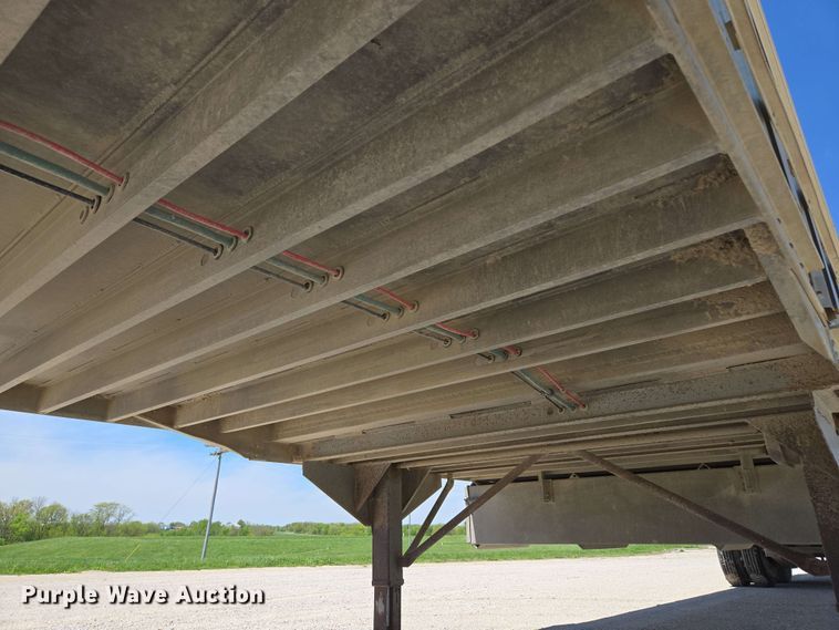 image for item EM7266 2009 Barrett livestock trailer