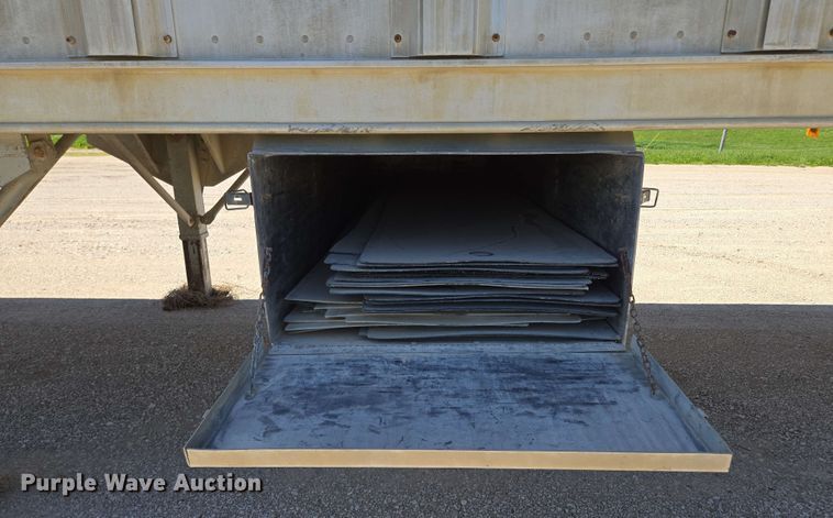 image for item EM7266 2009 Barrett livestock trailer