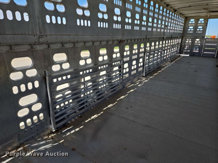image for item EM7266 2009 Barrett livestock trailer