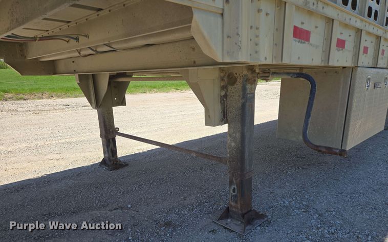 image for item EM7267 2000 Wilson livestock trailer