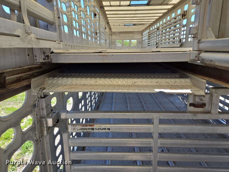 image for item EM7267 2000 Wilson livestock trailer