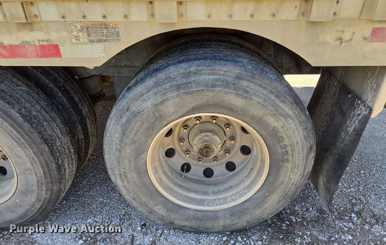 image for item EM7267 2000 Wilson livestock trailer