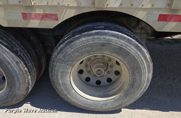 image for item EM7267 2000 Wilson livestock trailer