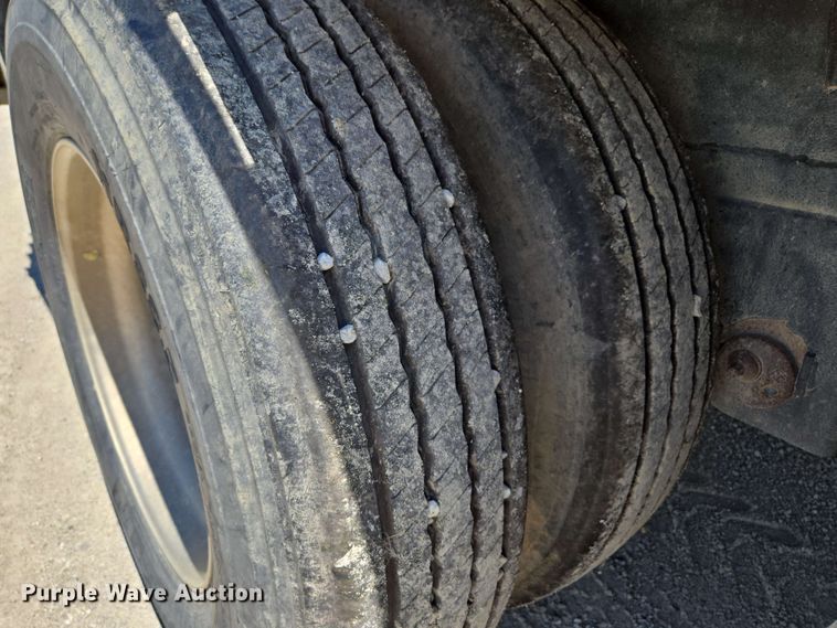 image for item EM7267 2000 Wilson livestock trailer