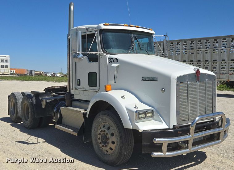 image for item EM7268 2012 Kenworth T800 semi truck