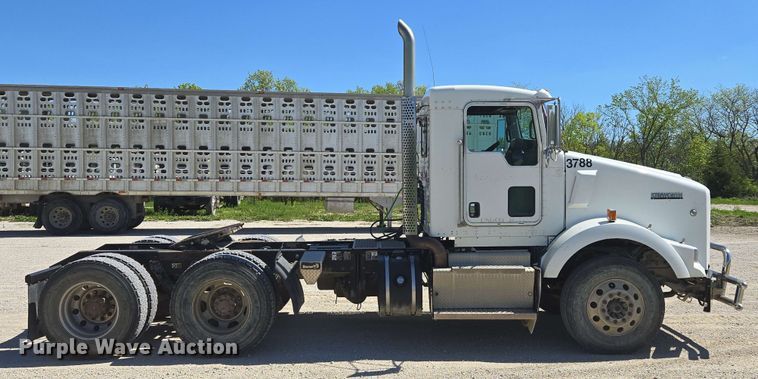 image for item EM7268 2012 Kenworth T800 semi truck