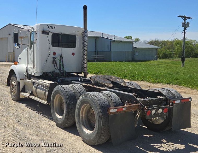 image for item EM7268 2012 Kenworth T800 semi truck