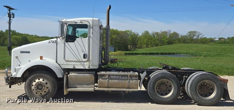 image for item EM7268 2012 Kenworth T800 semi truck