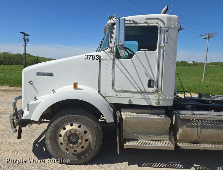 image for item EM7268 2012 Kenworth T800 semi truck