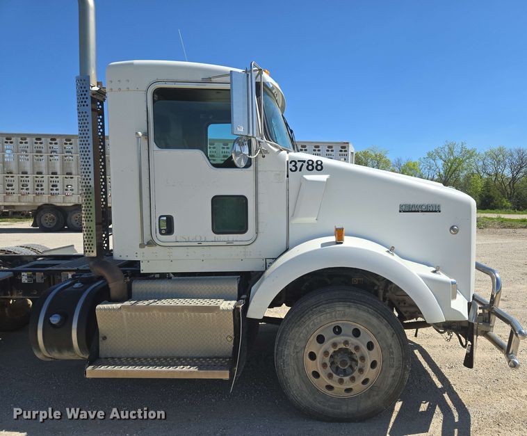 image for item EM7268 2012 Kenworth T800 semi truck