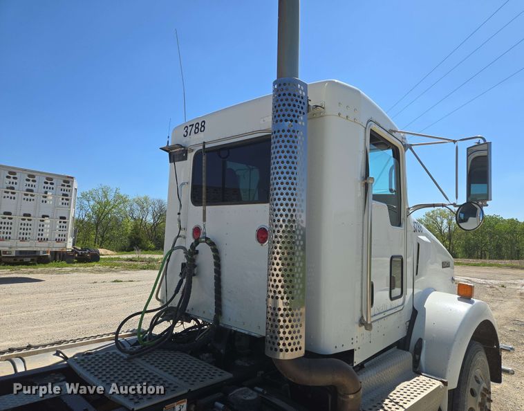 image for item EM7268 2012 Kenworth T800 semi truck