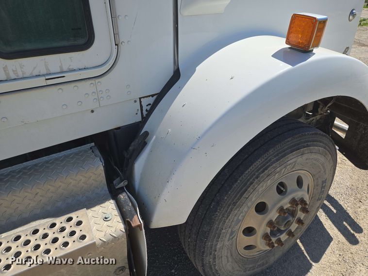 image for item EM7268 2012 Kenworth T800 semi truck