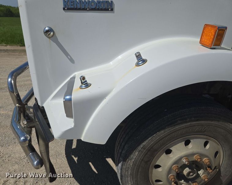 image for item EM7268 2012 Kenworth T800 semi truck