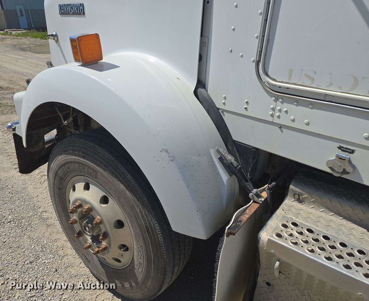 image for item EM7268 2012 Kenworth T800 semi truck