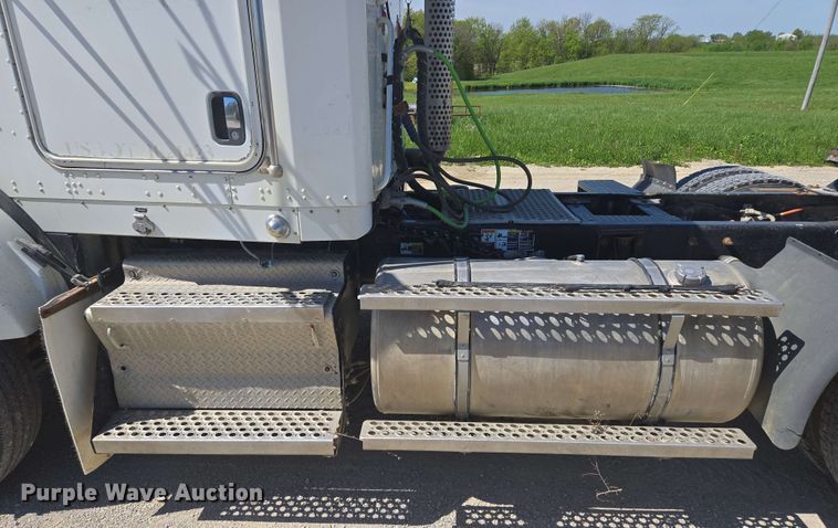 image for item EM7268 2012 Kenworth T800 semi truck