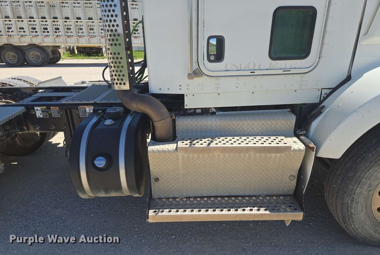 image for item EM7268 2012 Kenworth T800 semi truck