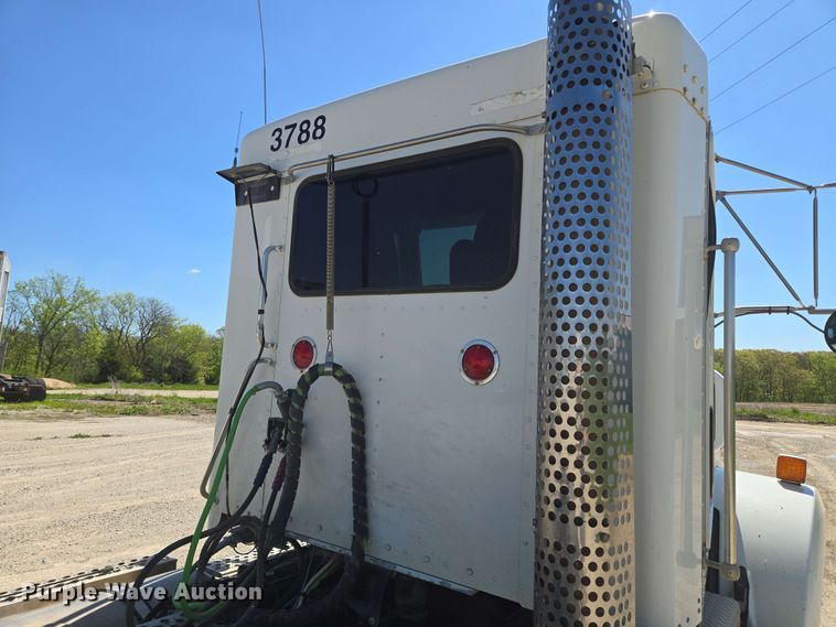 image for item EM7268 2012 Kenworth T800 semi truck