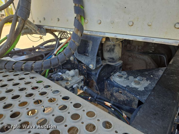 image for item EM7268 2012 Kenworth T800 semi truck