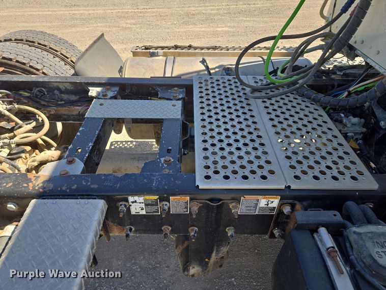 image for item EM7268 2012 Kenworth T800 semi truck