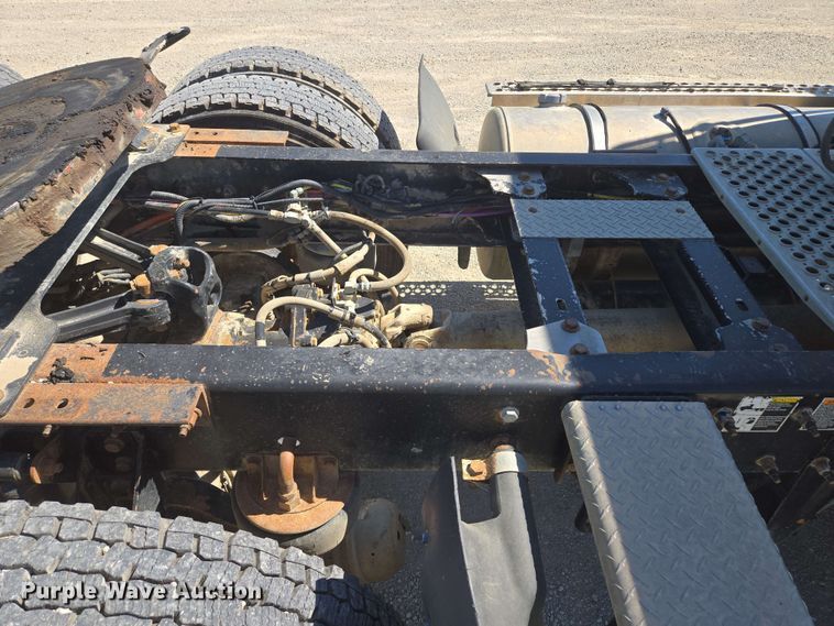 image for item EM7268 2012 Kenworth T800 semi truck