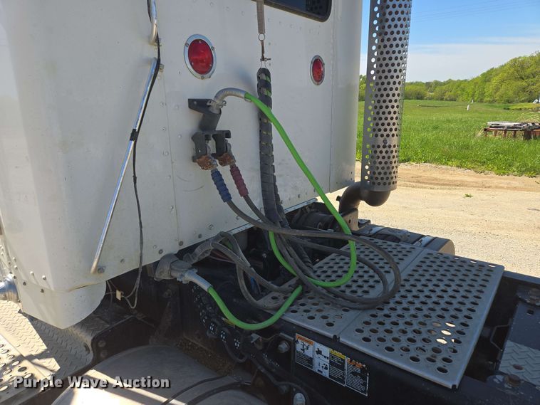 image for item EM7268 2012 Kenworth T800 semi truck