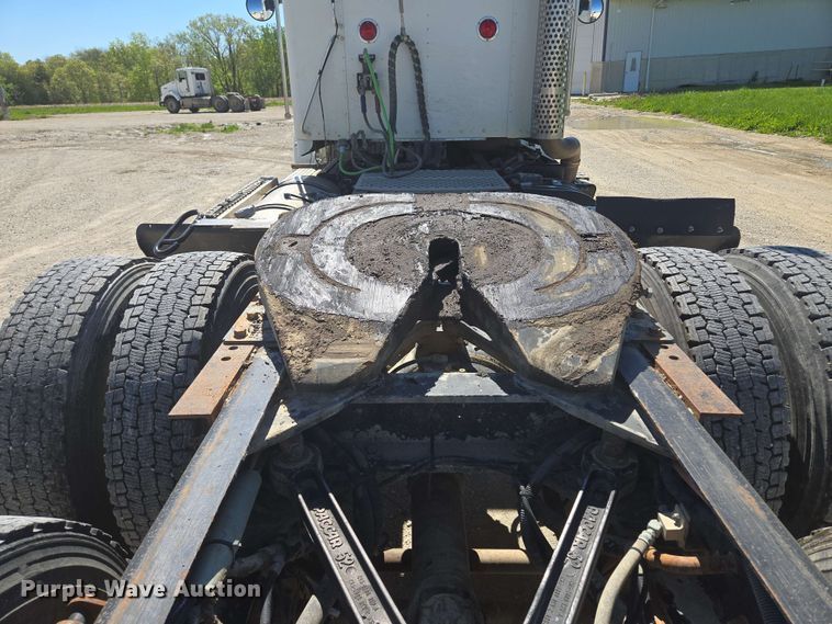 image for item EM7268 2012 Kenworth T800 semi truck