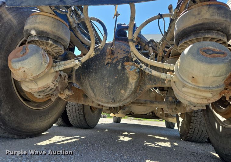 image for item EM7268 2012 Kenworth T800 semi truck