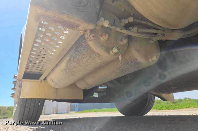 image for item EM7268 2012 Kenworth T800 semi truck