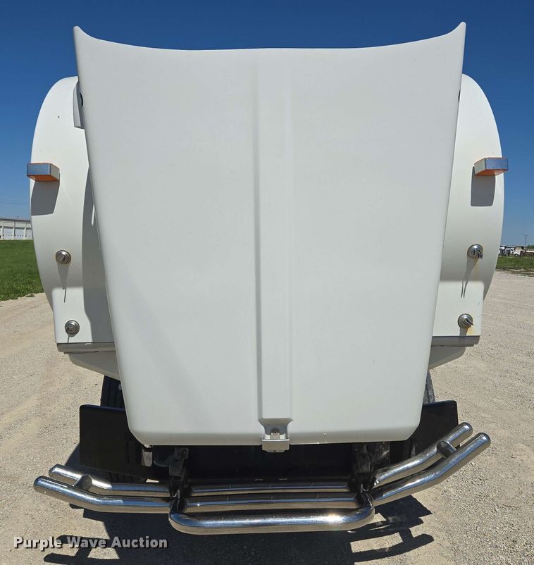 image for item EM7268 2012 Kenworth T800 semi truck