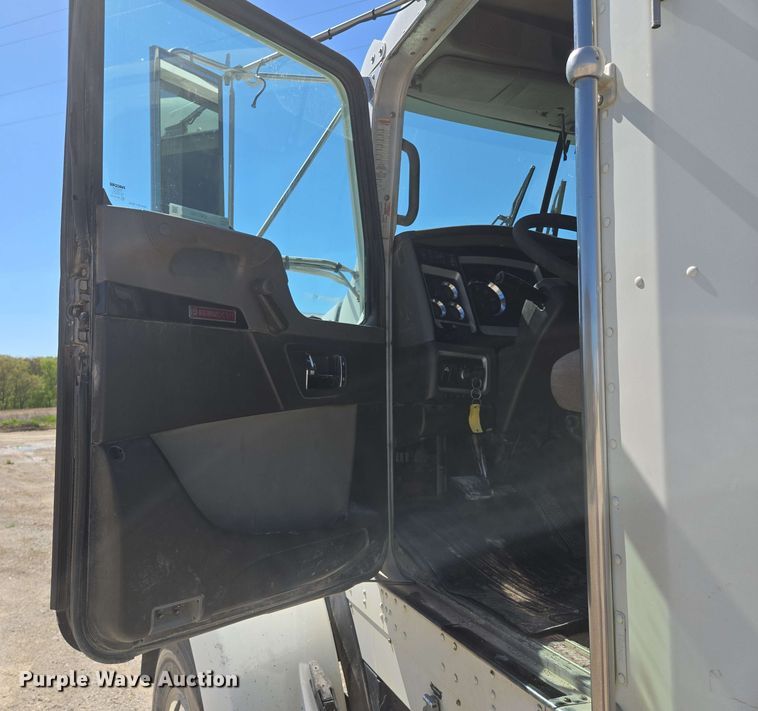 image for item EM7268 2012 Kenworth T800 semi truck