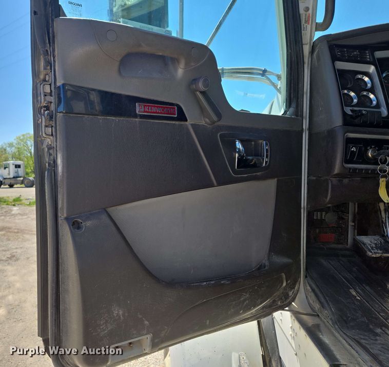 image for item EM7268 2012 Kenworth T800 semi truck