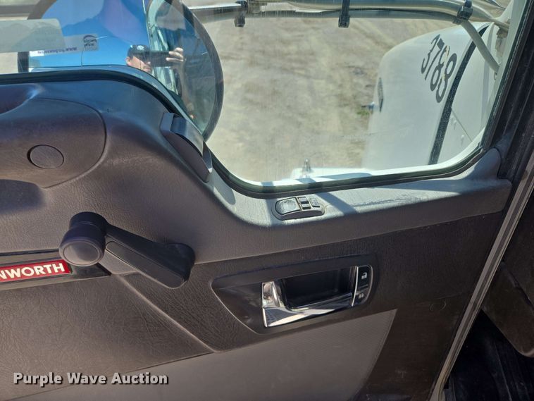 image for item EM7268 2012 Kenworth T800 semi truck