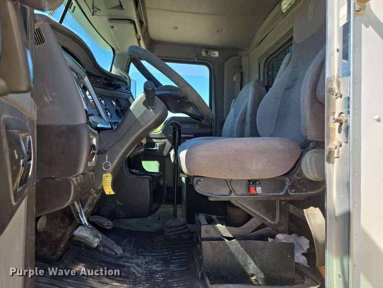 image for item EM7268 2012 Kenworth T800 semi truck