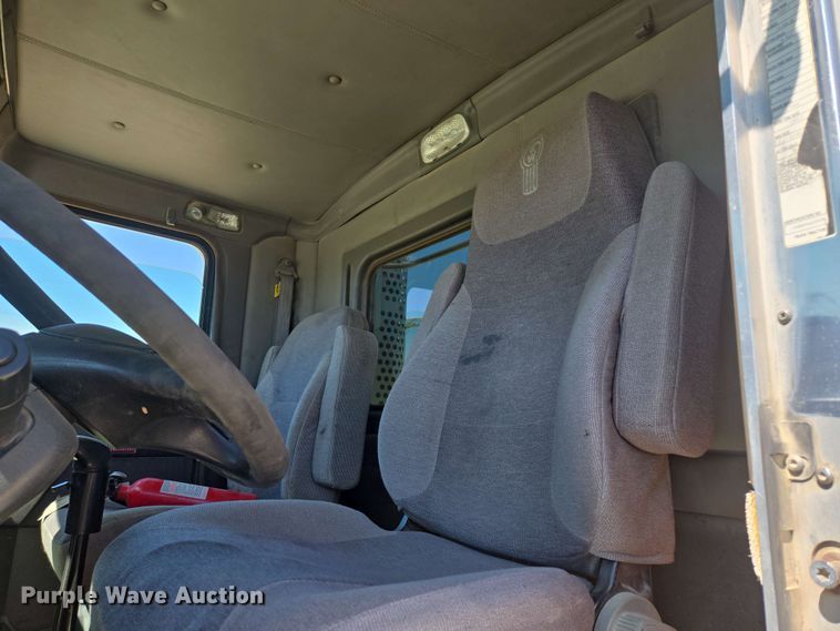 image for item EM7268 2012 Kenworth T800 semi truck