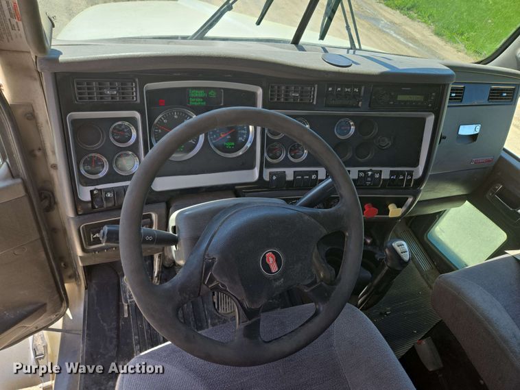 image for item EM7268 2012 Kenworth T800 semi truck