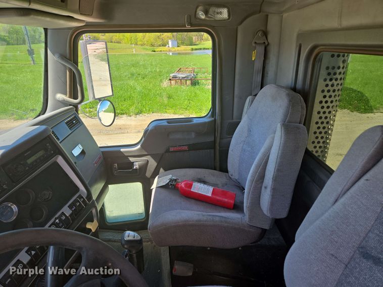 image for item EM7268 2012 Kenworth T800 semi truck