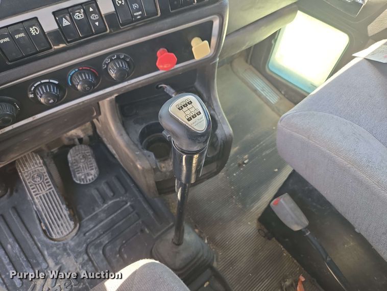 image for item EM7268 2012 Kenworth T800 semi truck