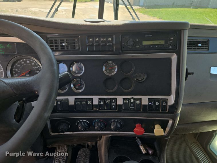 image for item EM7268 2012 Kenworth T800 semi truck