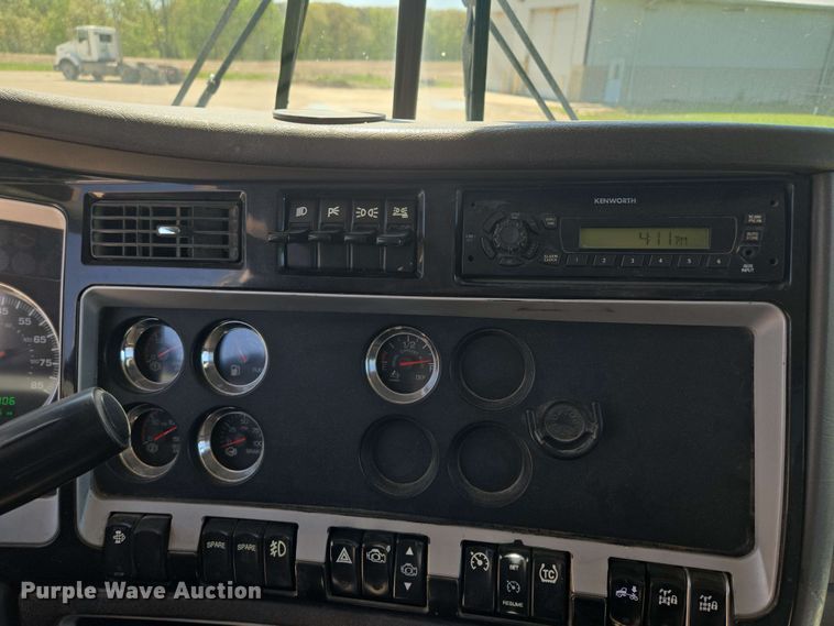 image for item EM7268 2012 Kenworth T800 semi truck