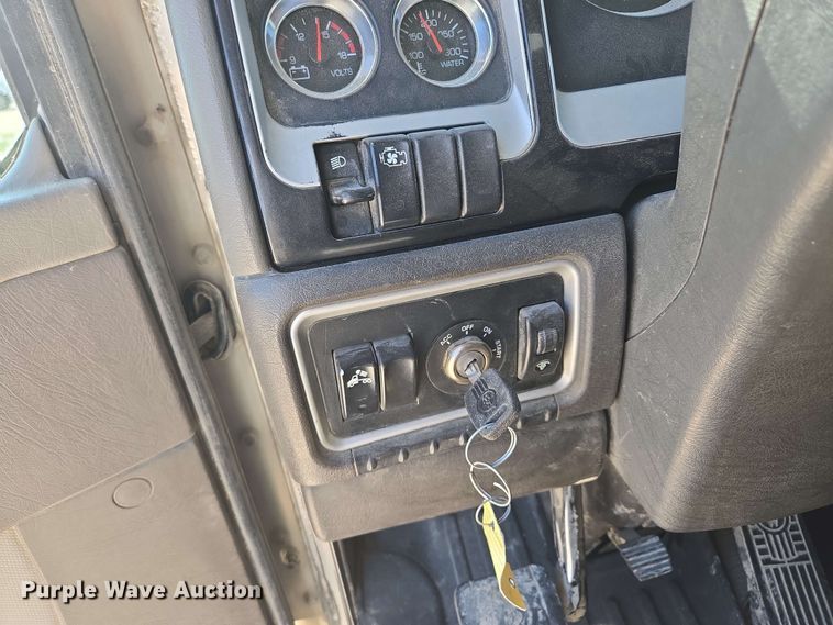 image for item EM7268 2012 Kenworth T800 semi truck