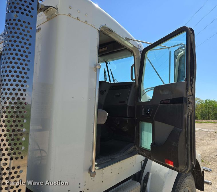 image for item EM7268 2012 Kenworth T800 semi truck