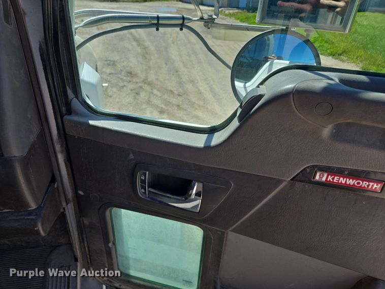 image for item EM7268 2012 Kenworth T800 semi truck