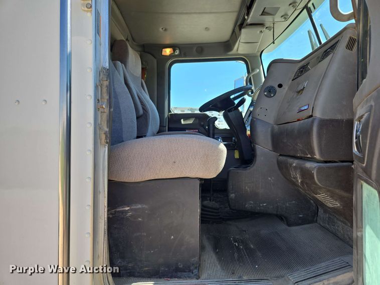 image for item EM7268 2012 Kenworth T800 semi truck