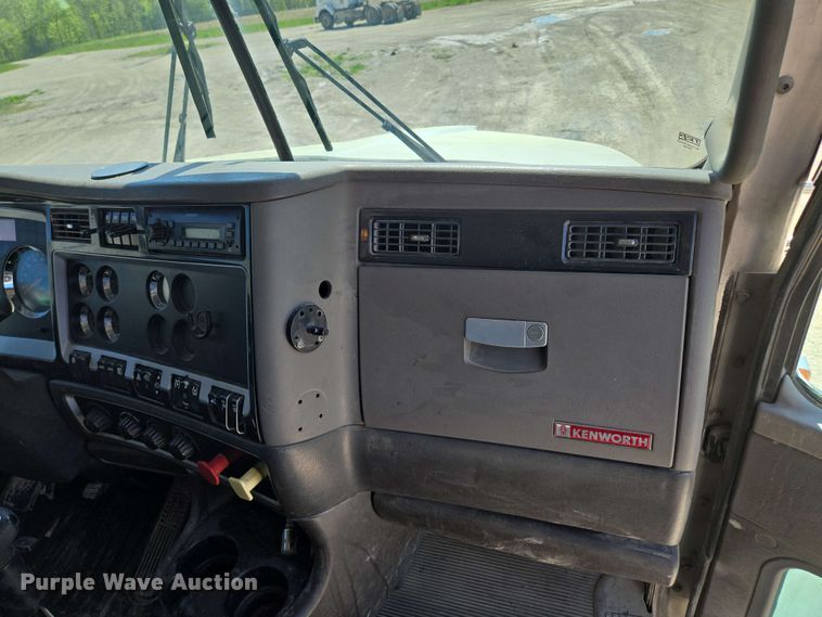 image for item EM7268 2012 Kenworth T800 semi truck